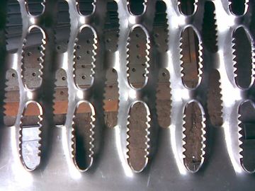 Porcellana Anti scivolo resistente alla corrosione di piastra metallica con il foro di bocca del coccodrillo per le piattaforme di lavoro fornitore