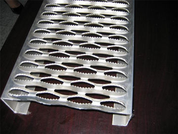 Porcellana Plancia di piastra metallica del puntone della presa di anti scivolo leggero che gratta per il passaggio pedonale fornitore