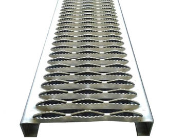 Porcellana Lamina di metallo di slittamento del metallo della prova della polvere anti della presa di Sturt dei gradini perforati della scala per protezione fornitore