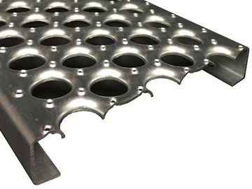 Porcellana Pavimento stridente della lamina di metallo di perforazione O di presa di sicurezza del puntone perforato di alluminio della presa fornitore