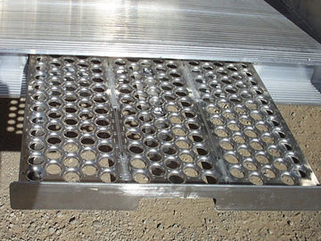 Porcellana Lamina di metallo perforata del foro rotondo antislittamento, maglia di perforazione della maglia metallica del passaggio pedonale fornitore