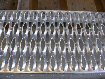 Porcellana 2mm hanno galvanizzato le pedate perforate del metallo, grata della sicurezza del puntone della presa fornitore