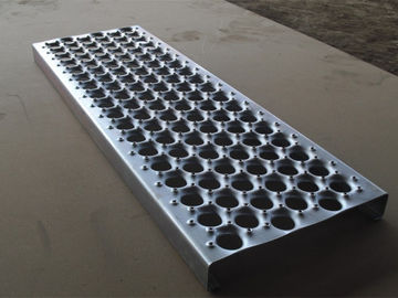 Porcellana Pavimento stridente del passaggio pedonale di anti di scivolo dell'alluminio di perforazione O della presa sicurezza sicura del metallo fornitore